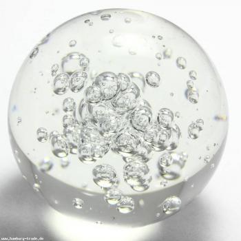 Klare Glaskugel mit Standfläche und Luftblasen als Briefbeschwerer