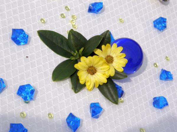 Blaue Streudeko Dekosteine als Tischdekoration