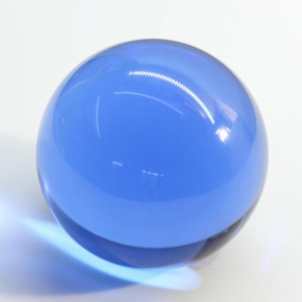 Hellblaue Kristallglaskugel aus K9 Farbglas